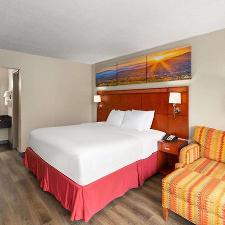 Days Inn By Wyndham Knoxville East Екстериор снимка