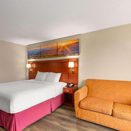 Days Inn By Wyndham Knoxville East Екстериор снимка