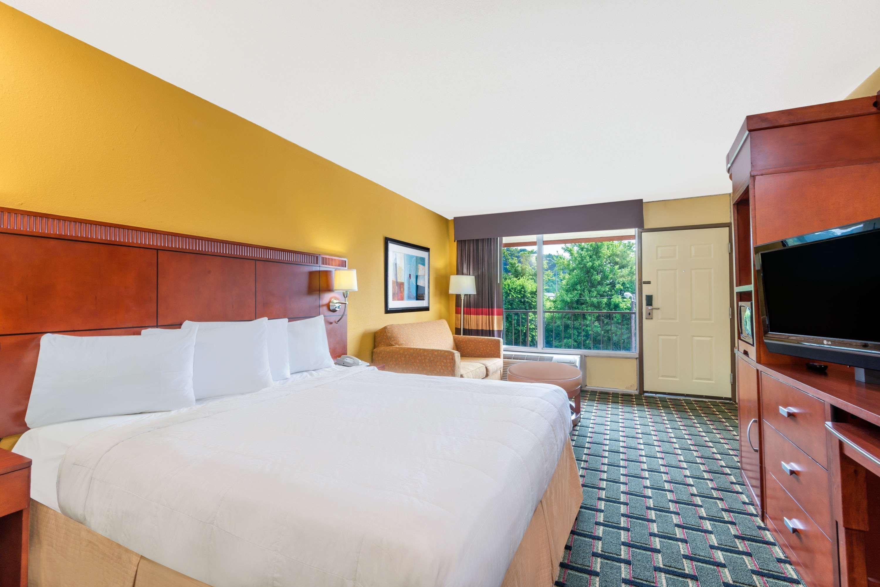 Days Inn By Wyndham Knoxville East Екстериор снимка