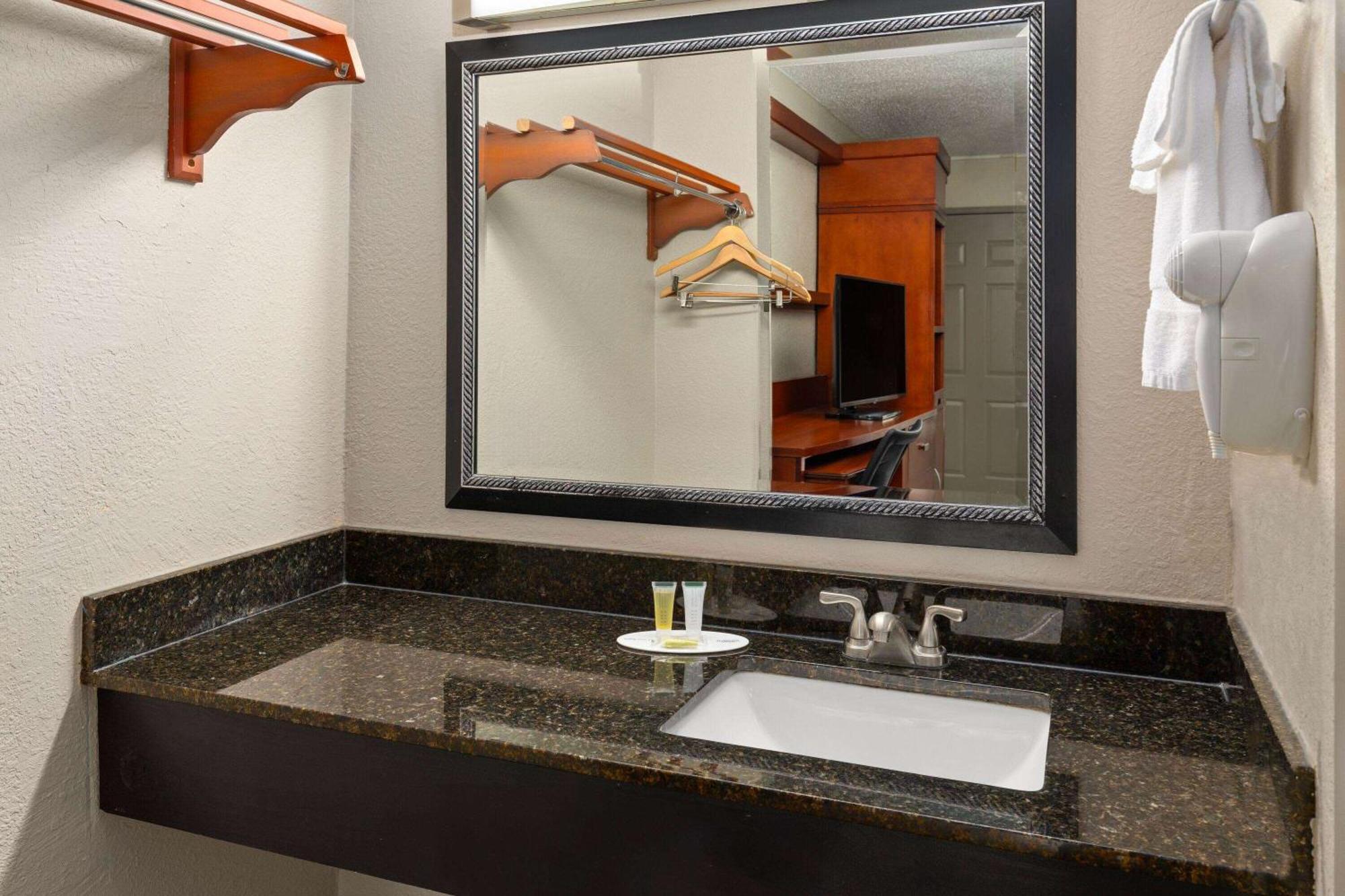 Days Inn By Wyndham Knoxville East Екстериор снимка