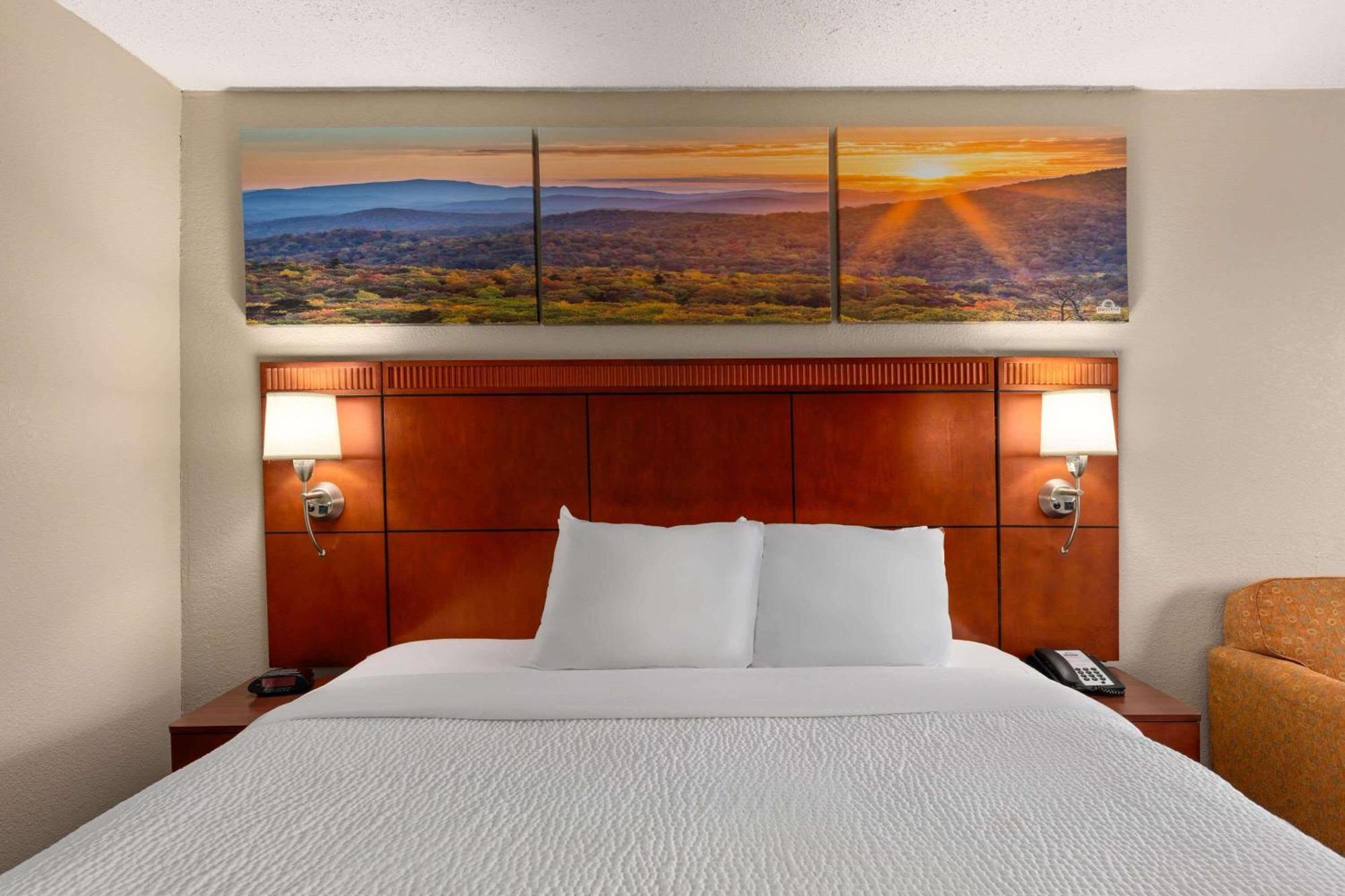 Days Inn By Wyndham Knoxville East Екстериор снимка