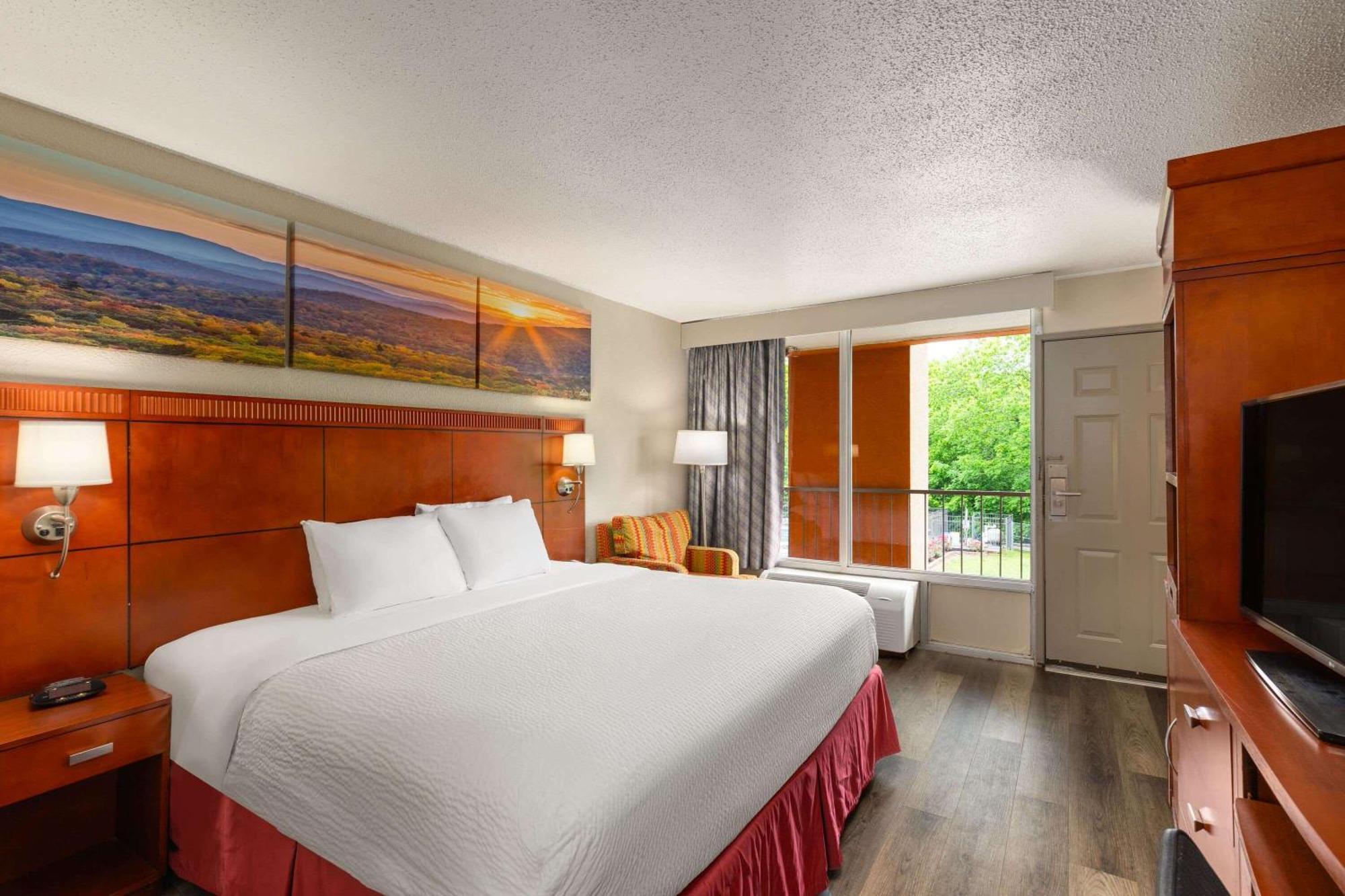 Days Inn By Wyndham Knoxville East Екстериор снимка