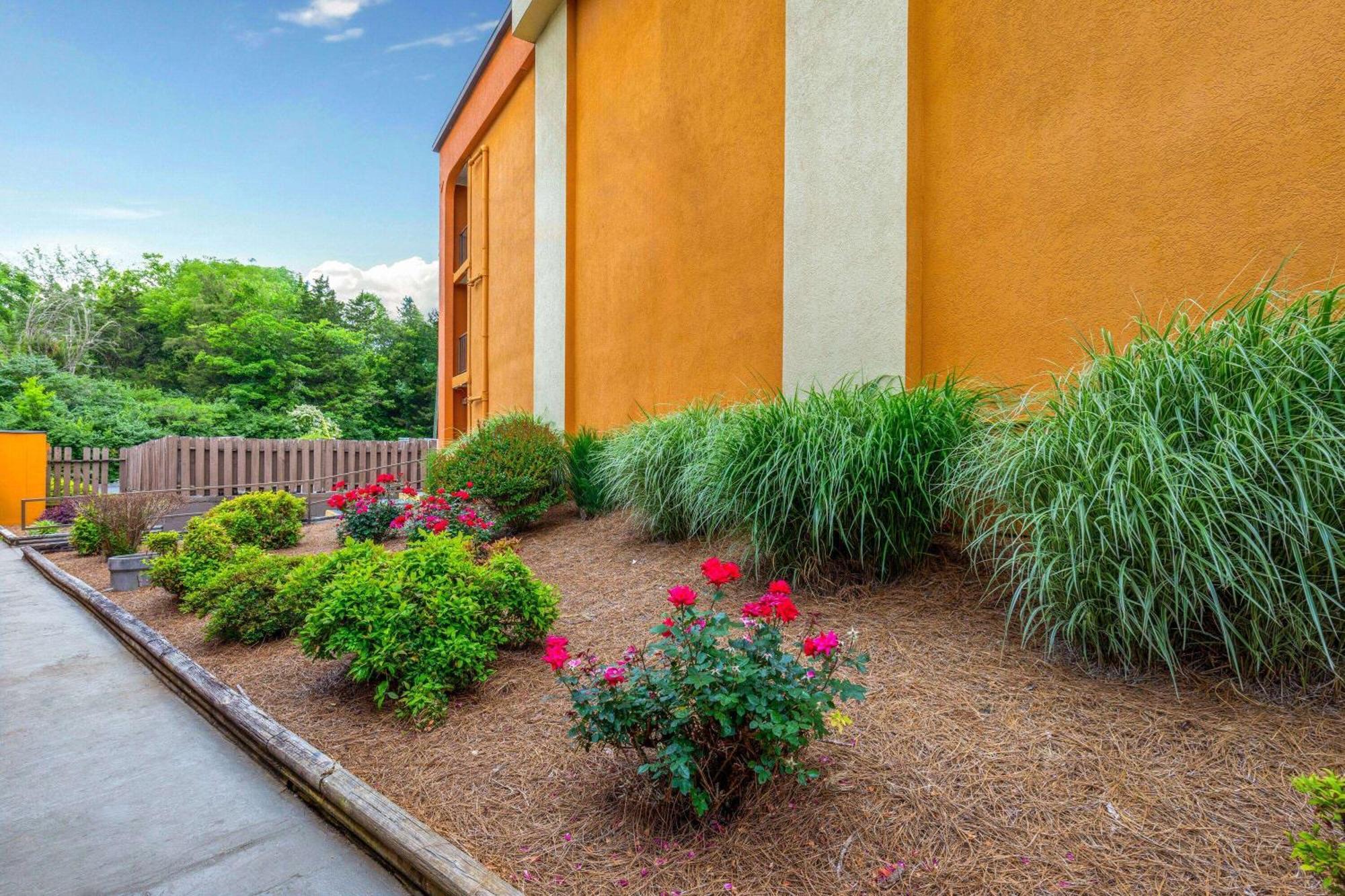 Days Inn By Wyndham Knoxville East Екстериор снимка