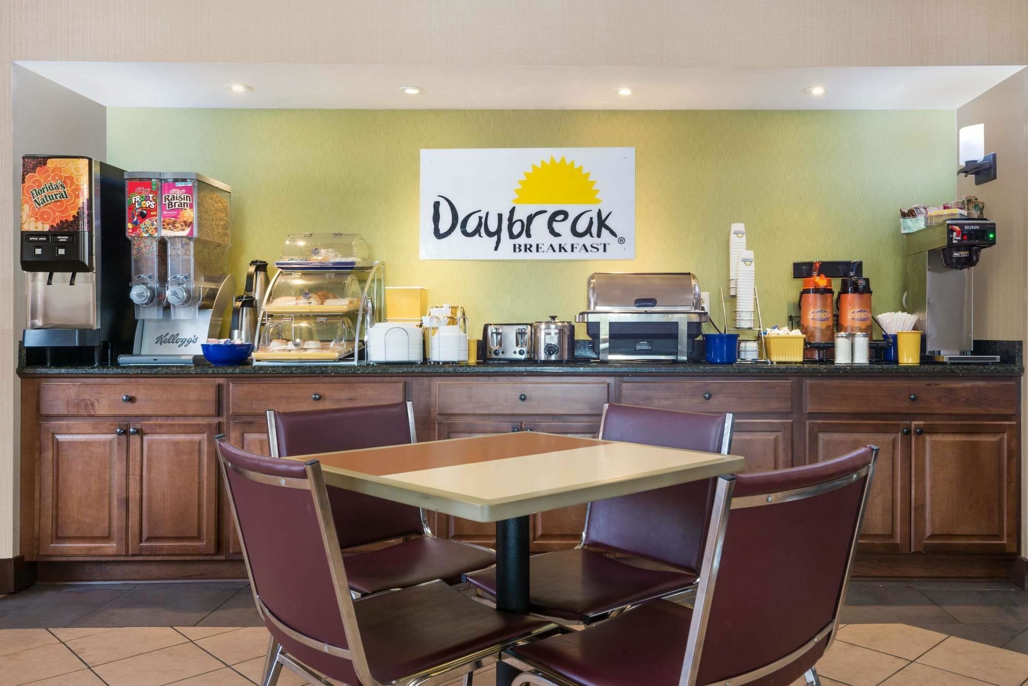 Days Inn By Wyndham Knoxville East Екстериор снимка